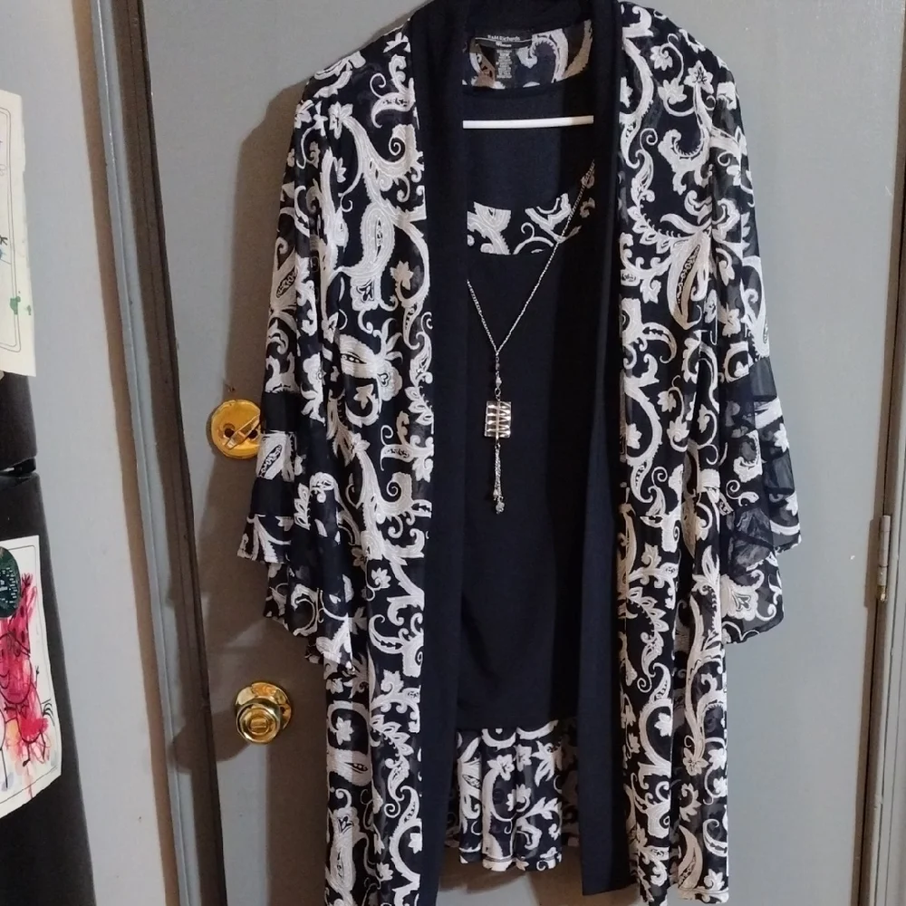 R&M Richards, Chic And Classic Black And White Paisley Blouse - Picture 1 of 7